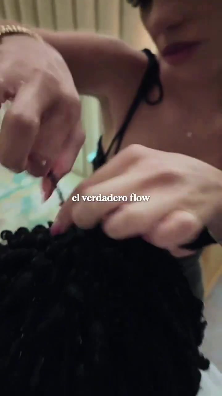 好看吗美女造型师给自己做发型维尼修斯笑开花