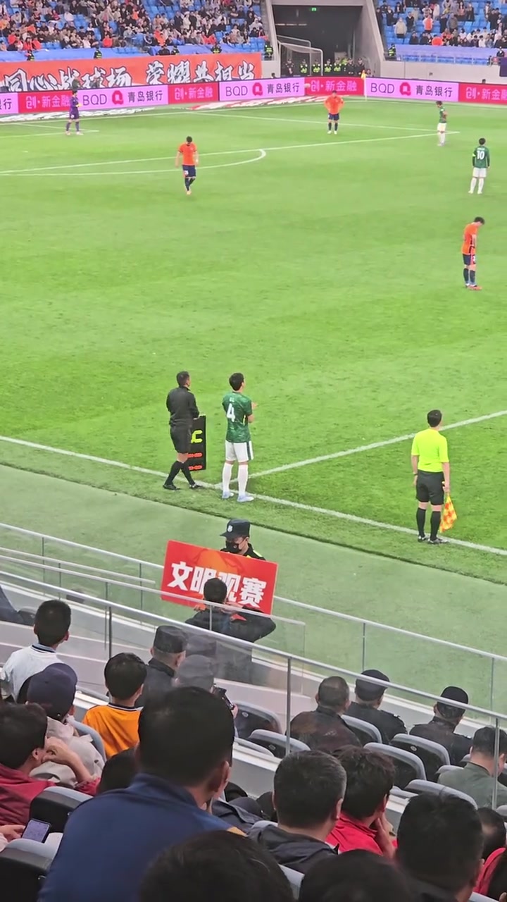 一起冲冠国安大将李磊社媒自宣留队和兄弟们为北京战斗到最后