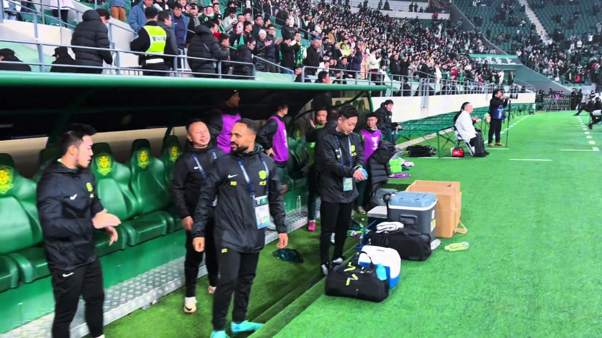 实拍亚冠大胜对手止颓势赛后国安教练席如释重负