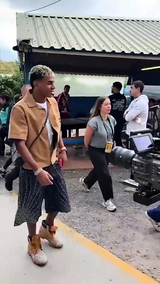 形影不离亚马尔带女友现身国王联赛球迷担心小孩哥被榨干