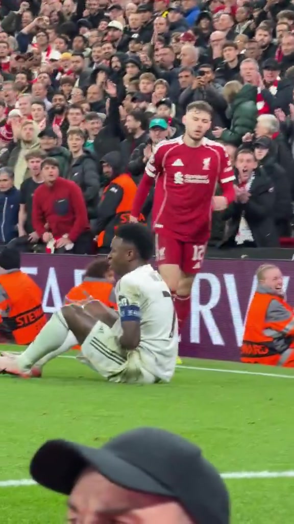 维尼修斯在和布拉德利对抗中倒地惨遭利物浦球迷怒骂