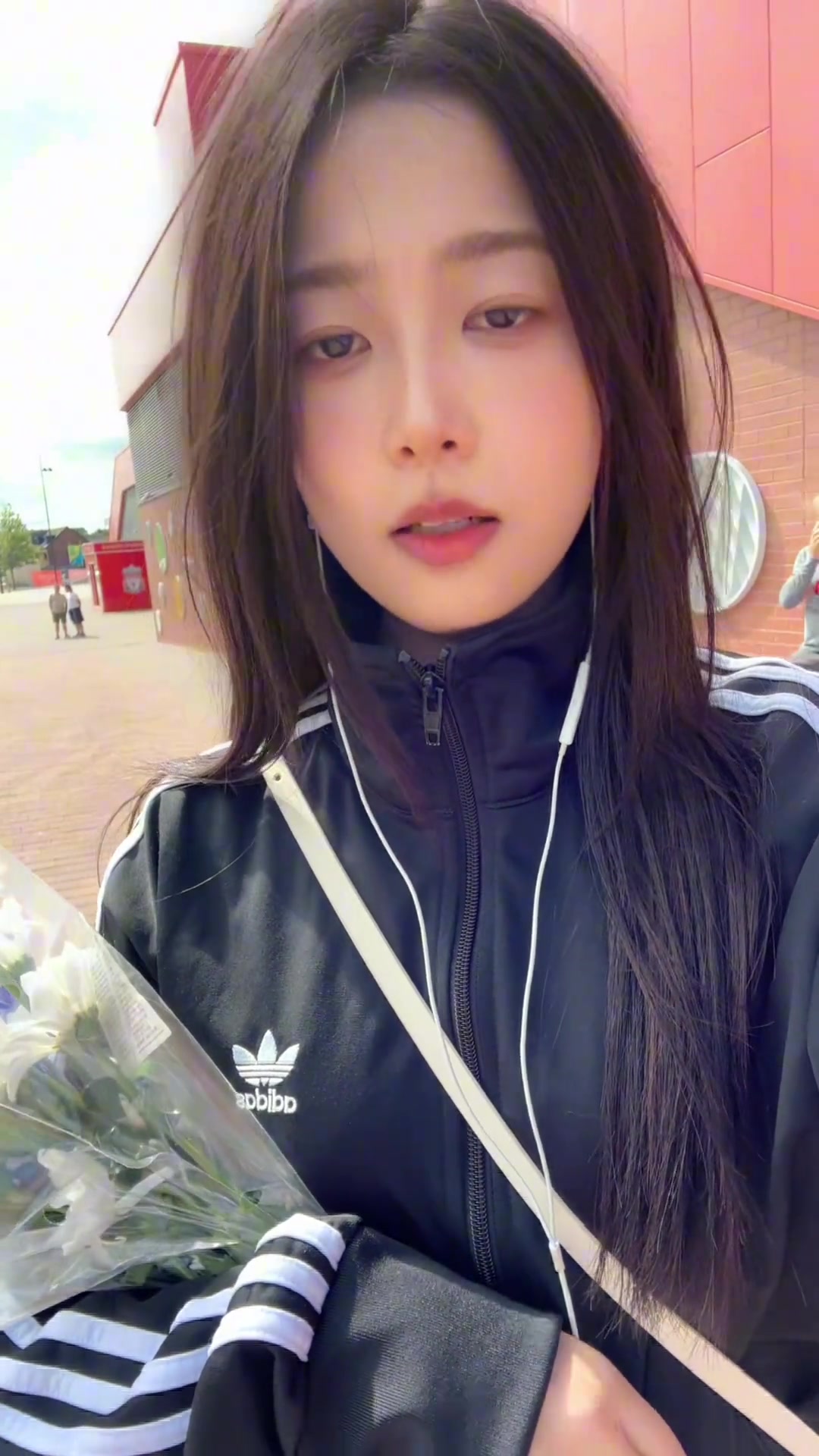 曼联球迷宣宣虽然我们是死敌但我买了一束鲜花来悼念若塔