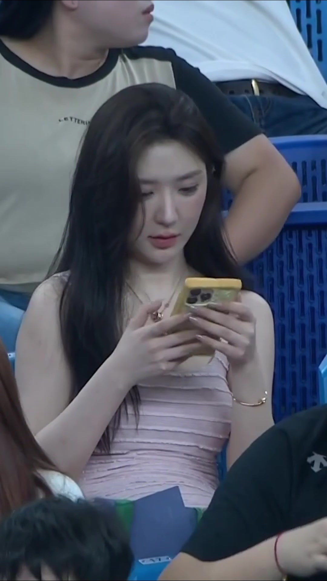 打几分中超场边的美女球迷