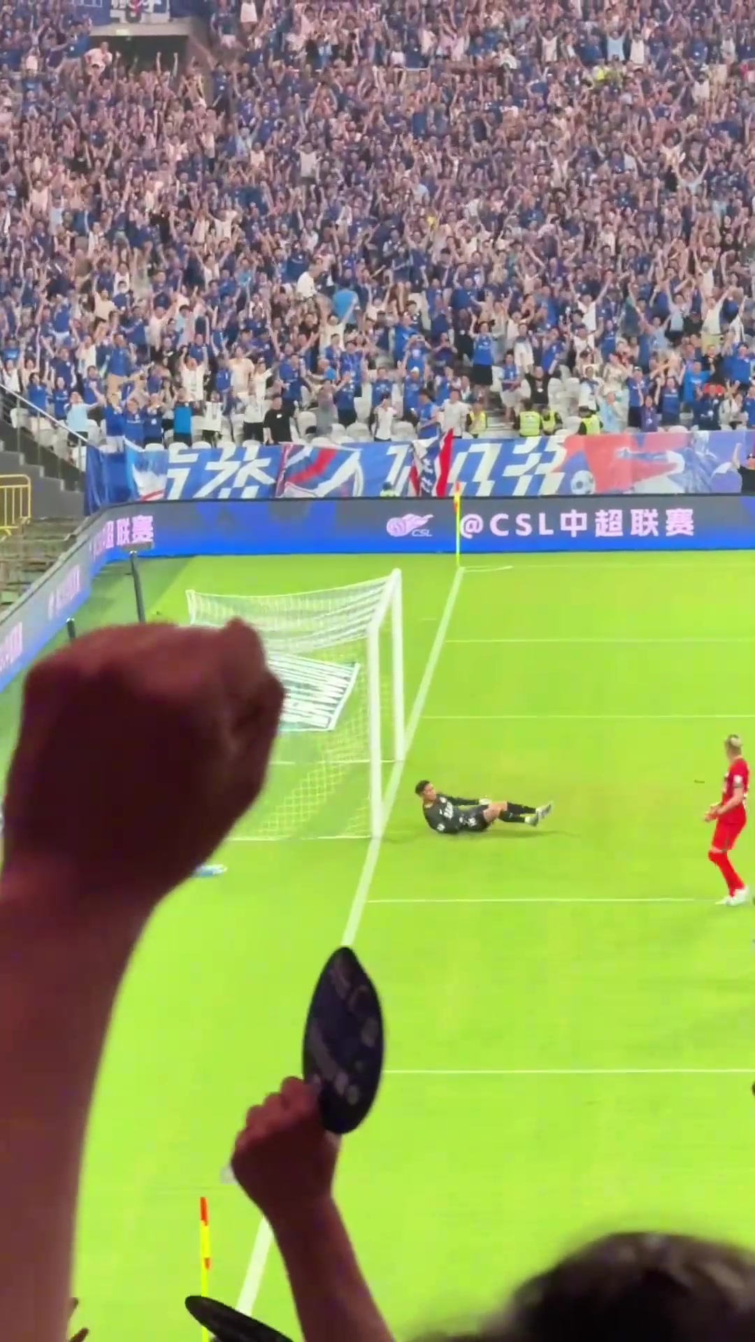 高级神锋阿苏埃连续三场破门现场球迷阿苏埃牛B申花是冠军