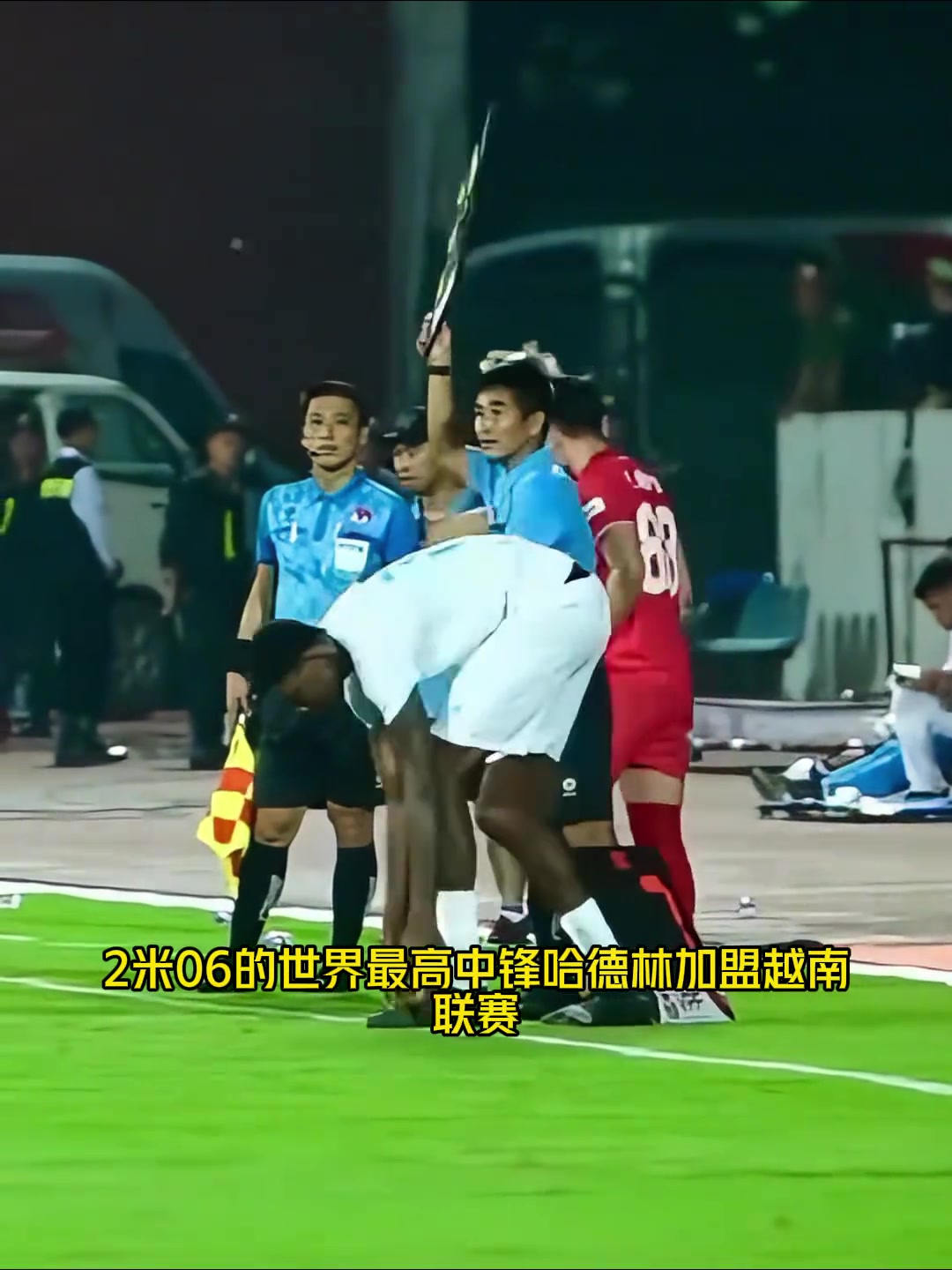 降维打击2米06世界最高中锋哈德林跑去身高偏矮东南亚联踢球