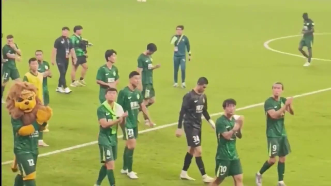 怒其不争国安球迷赛后怒斥球员丢脸吗看看人家看看你们