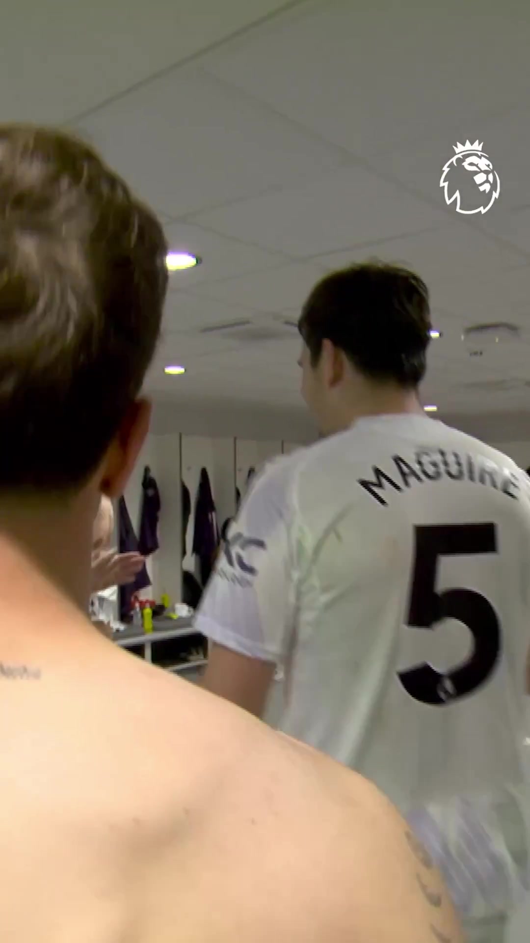 来自队友的爱马奎尔回到更衣室队友给予热烈的掌声