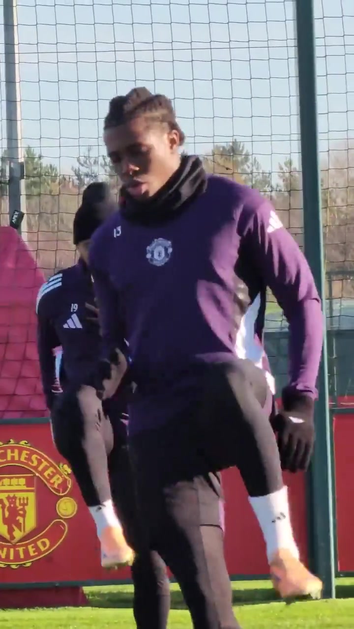 曼联备战埃弗顿的最后一场训练库尼亚回来了伤势无碍