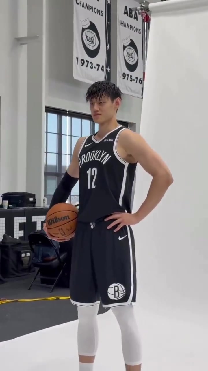 现在您看到的是篮网12号球员曾凡博