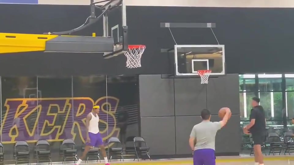 感觉完全被湖人弃用了啊范德彪休赛期还猛练远投改正投篮姿势