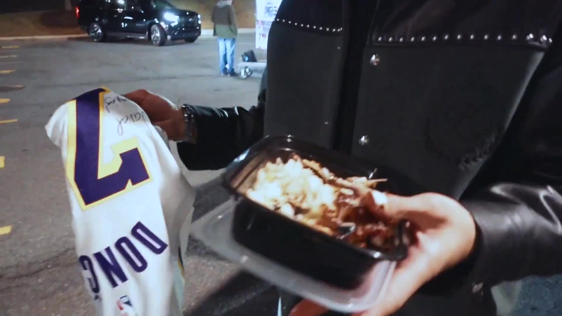 乐得合不拢嘴魔仙哥赛后得到东契奇亲签球衣向朋友疯狂炫耀