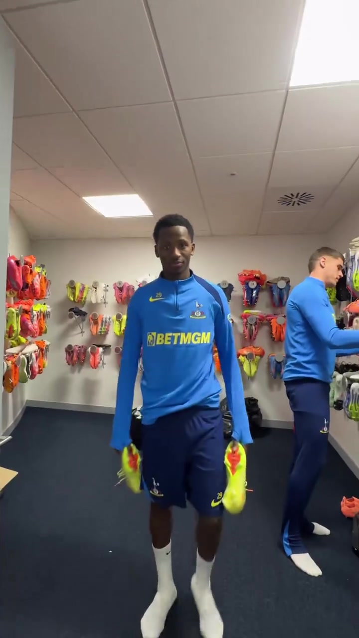 作为球员幸福的一刻热刺球员选择今日训练的球鞋