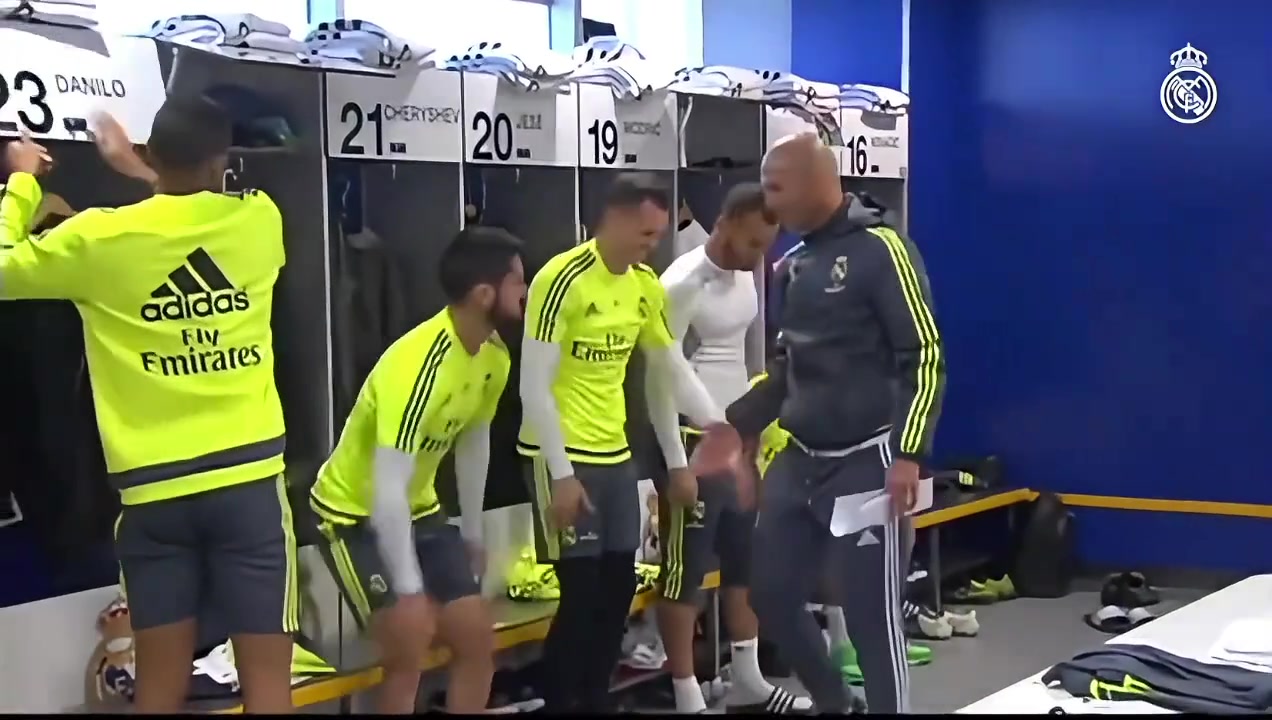 大佬的气质当年齐达内进入皇马更衣室时众多球星起身握手