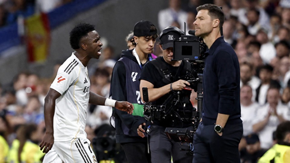 皇马更衣室失控!阿隆索输了,国家德比成转折点,媒体痛批2人