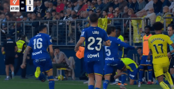 米利亚倒地后被布坎南用球近距离轰了一脚,骂布坎南后遭直红