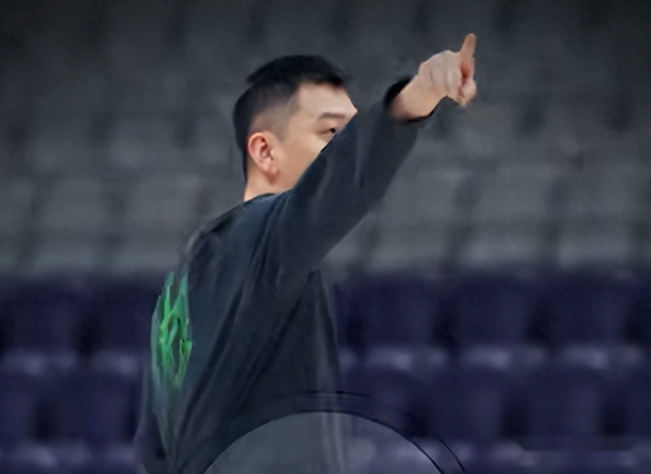 辽宁更新对抗训练!杨鸣激情执教,张陈治锋强硬上篮,姜宇星空切