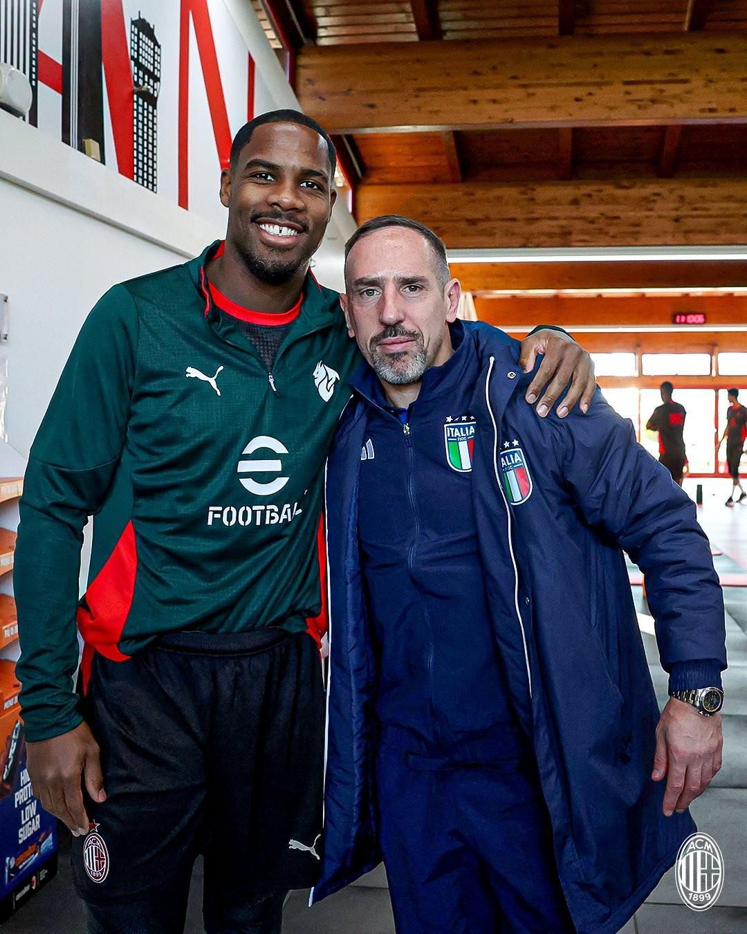 米兰官方欢迎里贝里造访米兰内洛,并发布其与迈尼昂合影