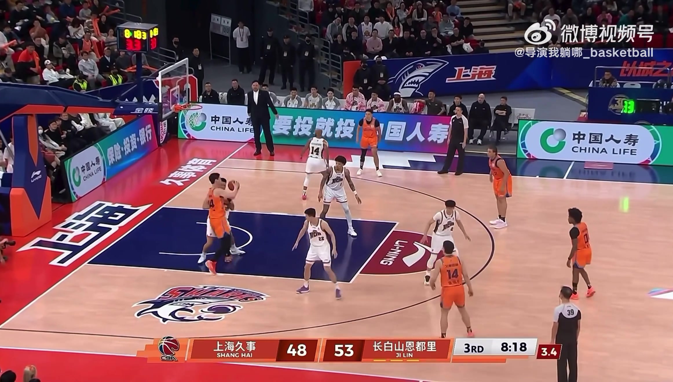 王哲林低位接球欲背打曾繁日感觉有点顶不太动啊